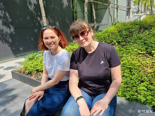 2일 오후 서울 용산구 하이브 사옥을 방문한 카테리나 리 씨(45·오른쪽)와 나탈랴 미야스니코바 씨(35). 러시아에서 온 둘은 지난달 28일 인천국제공항에서 만나 ‘2023 BTS 페스타’ 기간 함께 다니기로 했다고 한다. 주현우 기자 woojoo@donga.com