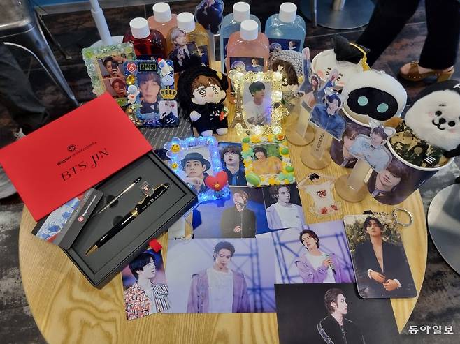 3일 오후 서울 용산구의 한 카페에서 BTS 팬 4명이 자신의 BTS 관련 굿즈를 꺼내 테이블에 진열해 놓은 모습. 주현우 기자 woojoo@donga.com