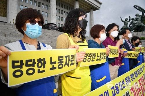 지난해 5월 가사 서비스 종사자들이 국회 앞에서 피켓을 들고 기자회견을 하고 있는 모습. 동아일보DB