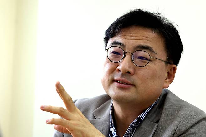 라디오 시사프로그램 진행자인 신장식 변호사가 4일 오후 서울 공덕동 한겨레신문사에서 인터뷰를 하고 있다. 이정용 선임기자 lee312@hani.co.kr