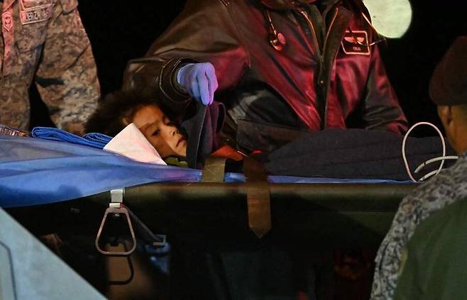 콜롬비아 공군이 아마존 밀림에서 40일 만에 구조한 어린이를 공군 수송기에서 옮기고 있다. 연합뉴스