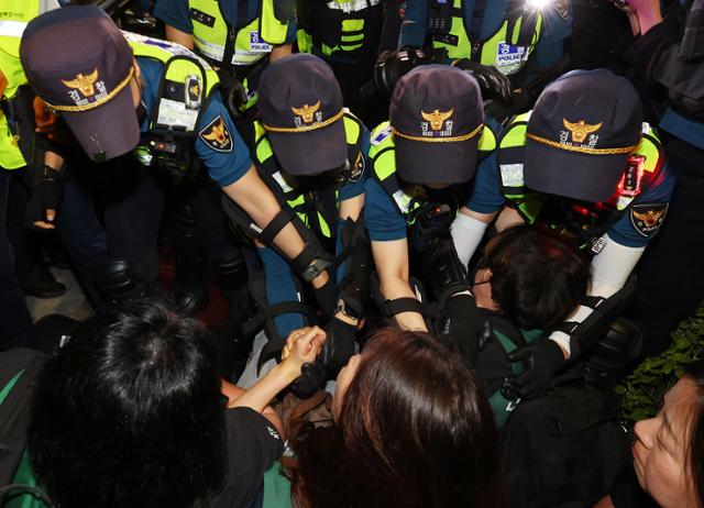 경찰이 9일 서울 서초구 대법원 인근 인도에서 열린 1박 2일 문화제 참가자들을 강제 해산시키고 있다. 연합뉴스
