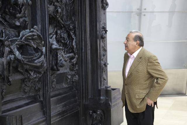 2012년 방한 당시 플라토미술관을 찾아 '지옥의 문'을 관람하고 있는 카를로스 슬림 멕시코 텔맥스텔레콤 회장. 한국일보 자료사진