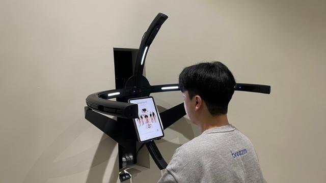 정찬영 브리즘 안경사가 경기 성남시 브리즘 매장에서 얼굴을 분석해 주는 3D 스캐닝 기기를 조작하고 있다. 이가흔 인턴기자