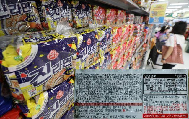 지난 5일 서울의 한 대형마트 라면 매대 사진에 진라면 뒷면 식품정보 표시 합성. 표시기준에 따라 영양정보는 표 형태로 인쇄돼 있다. 뉴시스