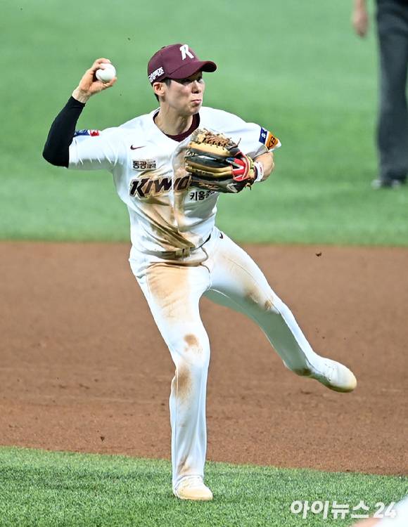 키움 김혜성은 10일 열린 KT 위즈와 원정 경기에서 공격, 수비 모두 제 몫을 했다. 타석에선 만루포를 쏘아 올렸고 호수비도 선보였다. [사진=아이뉴스24 포토 DB]