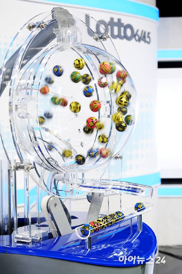 '대국민 로또6/45 추첨 공개방송'이 10일 오후 서울 마포구 상암동 MBC 골든마우스홀에서 진행됐다. 생방송 전 참관인 150명 앞에서 복권 추첨 기계 '비너스'를 테스트 하는 장면을 공개하고 있다. [사진=정소희 기자]