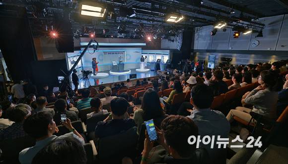 10일 오후 서울 마포구 상암동 MBC 골든마우스홀에서 열린 '대국민 로또6/45 추첨 공개방송'을 앞두고 150명 참관인 앞에서 리허설이 진행되고 있다. [사진=정소희 기자]