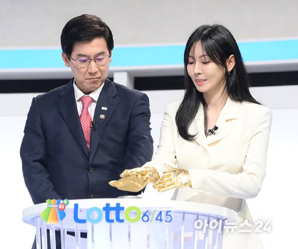 최상대 기획재정부 제2차관(복권위원장)과 배우 김소연이 10일 오후 서울 마포구 상암동 MBC 골든마우스홀에서 열린 '대국민 로또6/45 추첨 공개방송'에 복권 추첨을 돕는 '황금손'으로 참석해 리허설을 갖고 있다. [사진=정소희 기자]