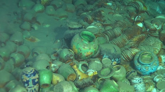 중국 국가문물국은 지난달 20일 남중국해 북서쪽 대륙붕 약 1500m 깊이 해저에 위치한 난파선 2척에서 다량의 유물을 발견했다. 사진 차이나데일리 캡처