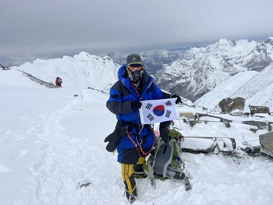 해발 8000m인 에베레스트 사우스콜에 선 한 이사장. [사진 한인석]