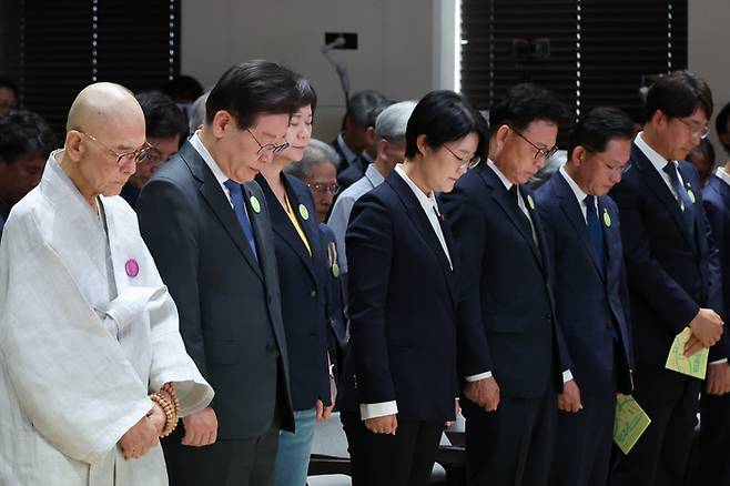 10일 오전 서울 명동대성당 꼬스트홀에서 ‘민주路 - 같이 걸어온 길, 다시 가야 할 길’을 주제로 ‘제36주년 6·10 민주항쟁 기념식’이 열리고 있다.  이날 정부·여당 인사는 기념식에 불참했다. 연합뉴스