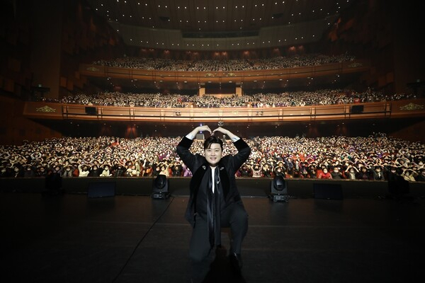 Singer Kim Ho-joong, 31, poses with his fans during a concert on March 15 at Sejong Center for the Performing Arts in central Seoul. (Think Entertainment)