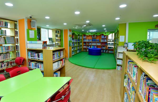 복된교회 비전센터 2층의 작은도서관 모습. 부천=신석현 포토그래퍼