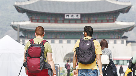 예년보다 무더위가 빨리 찾아오면서 사람들의 옷차림도 가벼워지고 있다. 하지만 몸에 난 여드름 때문에 원하는 옷을 입지 못하는 이들도 있다. (연합뉴스)