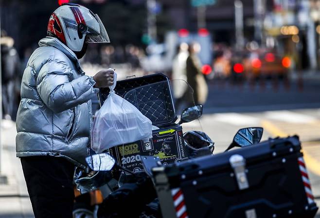 서울시내에서 배달기사들이 음식배달을 하고 있는 모습/사진=뉴시스