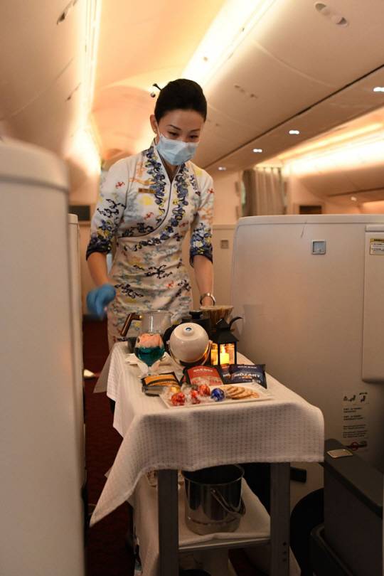 탑승객에게 나눠줄 음식을 운반하는 하이난항공 승무원. 하이난항공 페이스북 캡처