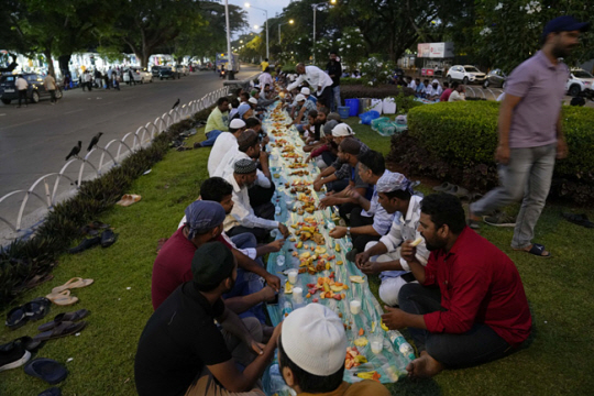 지난 4월 5일 인도 뭄바이에서 무슬림들이 라마단 기간에 해진 뒤 하는 저녁식사인 이프타르를 먹고 있다. AP 연합뉴스