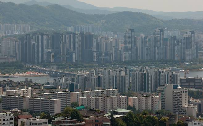 서울 남산에서 바라본 시내 아파트 단지. [연합]