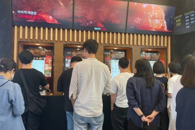 지난 5일 버거킹 선릉역점에서 디아블로 4 출시 기념 프로모션 세트를 구매하기 위해 매장을 찾은 팬들로 줄이 길어지고 있다. [이영기 기자/20ki@]