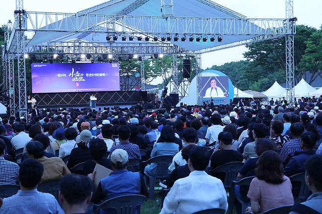 제33회 한산모시문화제가 9일 김기웅 서천군수 등 주민과 관광객 800여 명이 참여한 가운데 화려하게 개막했다. 2023. 06. 10 서천군  *재판매 및 DB 금지