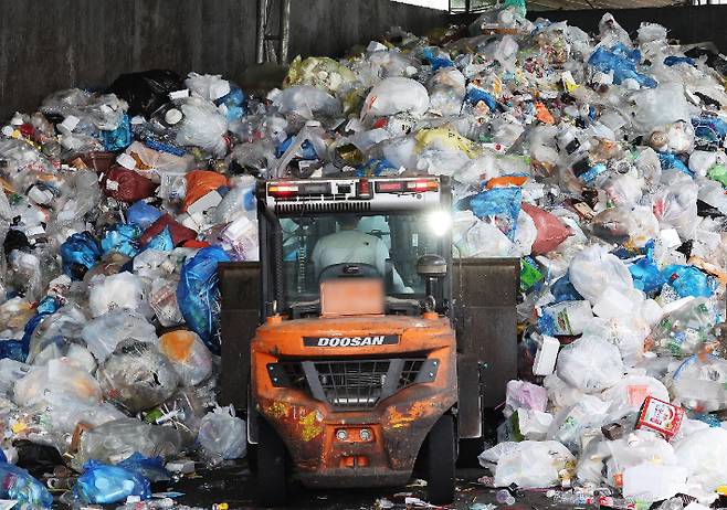 가득 쌓인 플라스틱. 연합뉴스