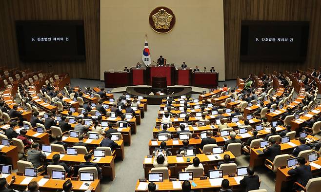 김진표 국회의장이 지난 5월 30일 서울 여의도 국회에서 열린 제406회국회(임시회) 제2차 본회의에서 간호법안 재의의 건을 상정하고 있다. 뉴시스