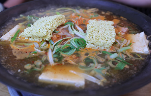 의정부 오뎅식당 부대찌개. 햄, 김치, 파, 다진 고기 등 기본 재료만 넣어 깔끔한 맛을 낸다. 당면과 두부가 인상적이다.