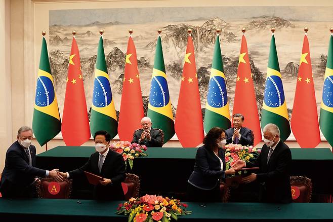 4월14일 루이스 이나시우 룰라 다시우바 브라질 대통령(왼쪽 위)과 시진핑 중국 국가주석이 중국 베이징 인민대회당에서 중국 위안과 브라질 헤알을 활용한 무역 강화를 내용으로 한 서명식에서 박수를 치고 있습니다. ⓒAP 연합