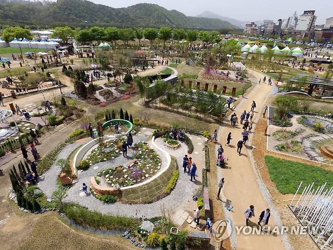 태화강 수놓은 정원작품  2018년 울산 태화강변 일원에서 열린 '태화강 정원박람회'에서 관람객들이 정원작품을 구경하고 있다.[울산시 제공. 재판매 및 DB 금지]