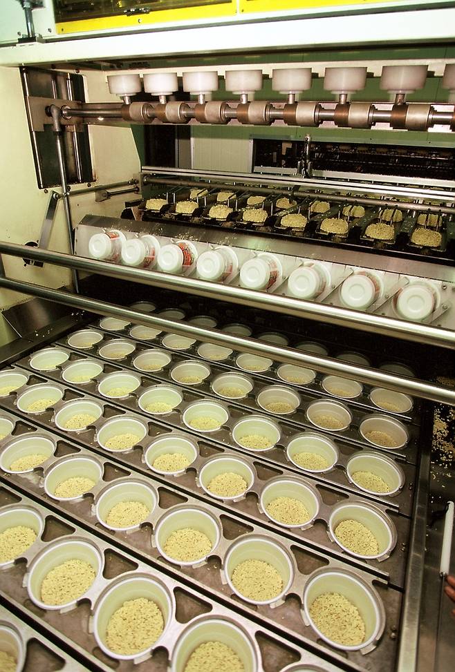 농심 공장의 컵라면 생산라인. 2001년 [연합뉴스 자료사진]