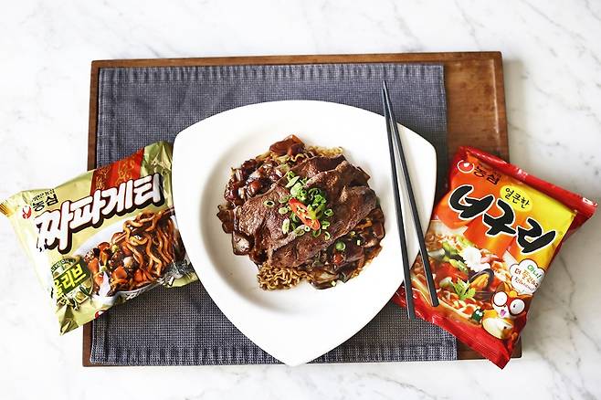 영화 '기생충'으로 인기를 끈 '짜파구리'(짜파게티+너구리). 2020년 [글래드호텔 제공]