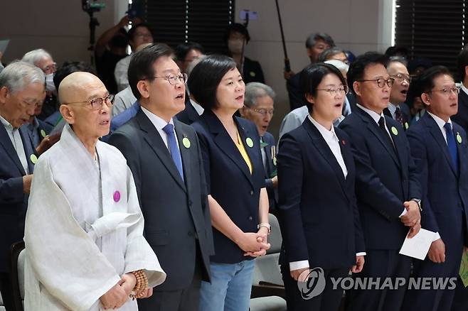 6·10 민주항쟁 기념식 (서울=연합뉴스) 김주성 기자 = 10일 오전 서울 명동대성당 꼬스트홀에서 '민주路 - 같이 걸어온 길, 다시 가야 할 길'을 주제로 '제36주년 6·10 민주항쟁 기념식'이 열리고 있다.  
    민주화운동기념사업회 이사장 지선스님(왼쪽부터)과 더불어민주당 이재명 대표, 정의당 이정미 대표, 진보당 윤희숙 상임 대표 등 야당 지도부가 '광야에서'를 합창하고 있다. 2023.6.10 utzza@yna.co.kr