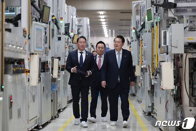 윤석열 대통령이 지난 2월1일 경북 구미시 SK 실트론을 방문, 최태원 SK그룹 회장의 안내를 받으며 실리콘 웨이퍼 라인을 시찰하고 있다. (대통령실 제공) 2023.2.1/뉴스1 ⓒ News1 오대일 기자