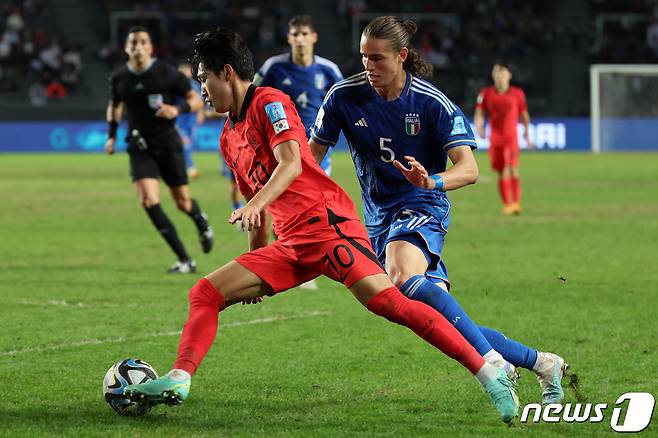 8일(현지시간) 아르헨티나 라플라타 라플라 스타디움에서 열린 'FIFA U-20 월드컵 아르헨티나 2023' 준결승전 한국과 이탈리아의 경기에서 배준호가 돌파하고 있다. 2023.6.9/뉴스1 ⓒ News1 이승배 기자