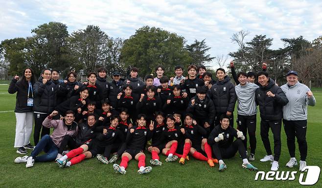 김은중 한국 20세 이하(U-20) 월드컵 축구대표팀 감독과 선수단, 코칭 스태프들이 10일(현지시간) 아르헨티나 라플라타 에스탄시아 치카 훈련장에서 훈련을 마치고 기념촬영을 하고 있다. 2023.6.11/뉴스1 ⓒ News1 이승배 기자