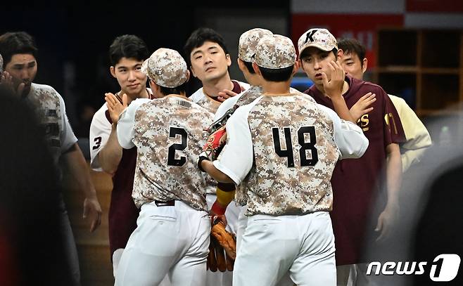 8일 오후 서울 구로구 고척 스카이돔에서 열린 프로야구 '2023 신한은행 SOL KBO리그' LG 트윈스와 키움 히어로즈 경기, 13대0 대승을 거둔 키움 이정후를 비롯한 선수들이 하이파이브를 하고 있다. 2023.6.8/뉴스1 ⓒ News1 김진환 기자