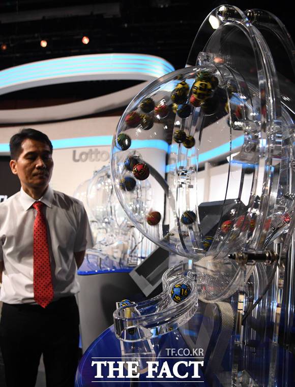 동행복권 직원이 테스트볼을 이용해 추첨기 작동을 확인하고 있다.