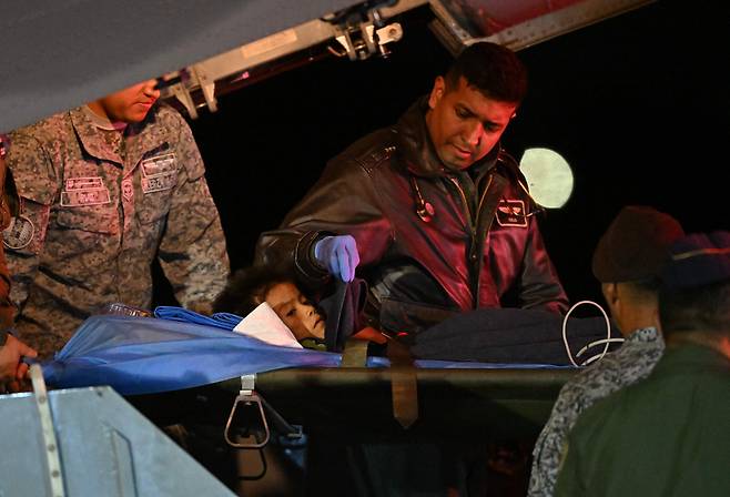 비행기 추락 사고로 콜롬비아 아마존 열대우림에서 40일 동안 실종됐다가 구조된 원주민 어린이 4명 중 한 명이 2023년 6월 10일 보고타의 카탐 군기지에 도착하고 있다. /AFP 연합뉴스