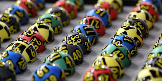 10일 오후 서울 마포구 MBC 상암동 스튜디오에서 '대국민 로또 추첨 공개 방송'에 앞서 테스트 추첨볼이 놓여 있다. 매주 로또복권 추첨 방송에는 약 15명의 일반인만 참석했으나 이날 공개방송에는 평소 인원의 10배가 넘는 150명이 참석했다. 이번 행사는 국민과의 적극적인 소통을 통해 복권방송 추첨의 공정성과 투명성을 알리기 위해 개최됐다. /뉴스1