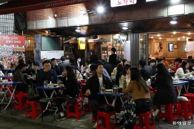 코로나19와 주52시간 근무제 도입 등의 여파로 호프 전문점은 최근 5년 새 간이주점에 이어 가장 많이 줄어든 업종이다. 사진은 코로나19가 잦아들며 위드코로나가 시행됐던 2021년 11월 서울 중구 을지로 노가리골목의 모습. 동아일보 DB
