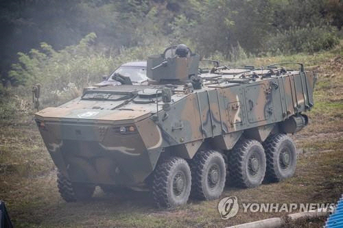 2021년 9월 16일 강원도 인제 육군 과학화전투훈련단(KCTC) 훈련장에서 공개된 아미 타이거 4.0 전투실험에 투입된 K808 차륜형장갑차가 적진으로 기동하고 있다. [육군 제공]