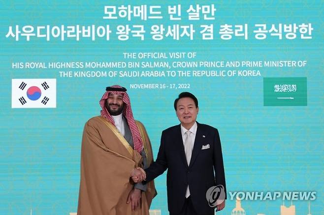 사우디 왕세자와 기념촬영하는 윤석열 대통령 (서울=연합뉴스) 안정원 기자 = 윤석열 대통령이 17일 방한한 무함마드 빈 살만 사우디아라비아 왕세자 겸 총리와 회담에 앞서 기념촬영을 하고 있다. 2022.11.17 [대통령실 제공. 재판매 및 DB금지] jeong@yna.co.kr (끝)