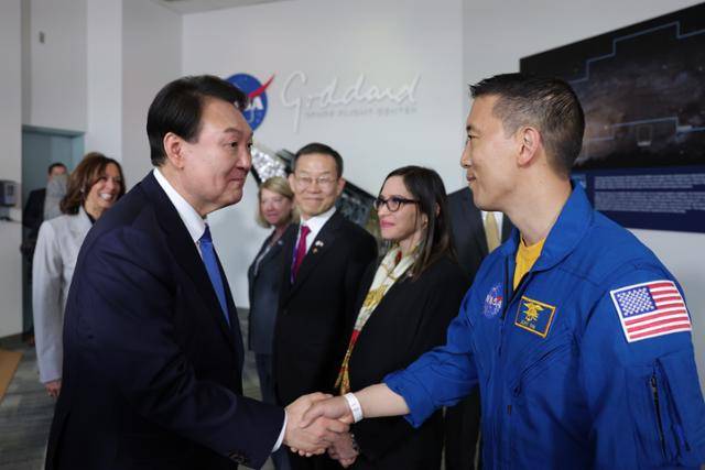 윤석열 대통령이 4월25일(현지시간) 워싱턴DC 인근의 미 항공우주국(NASA) 고다드 우주비행센터를 방문해 직원들과 인사를 나누고 있다. 나사는 10년 연속 '최고의 직장' 1위에 올랐다. 대통령실 제공