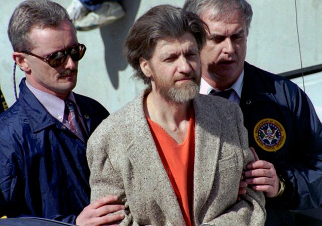 17년간 미국을 공포에 떨게 한 연쇄 폭발물 테러범 테드 카진스키가 1996년 4월 4일 몬태나주 헬레나 연방 법원으로 연행되고 있다. 헬레나=AP 연합뉴스