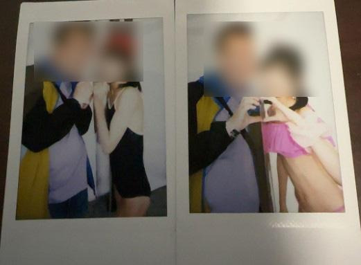 일본 사이타마현 수상공원에서 지난해 개최된 수영복 촬영회에서 찍힌 즉석사진. 남성 참가자가 중학생 그라비아 모델과 아크릴판을 사이에 두고 촬영하는 '밀착 사진' 이벤트에서 촬영한 것이다. 트위터 캡처