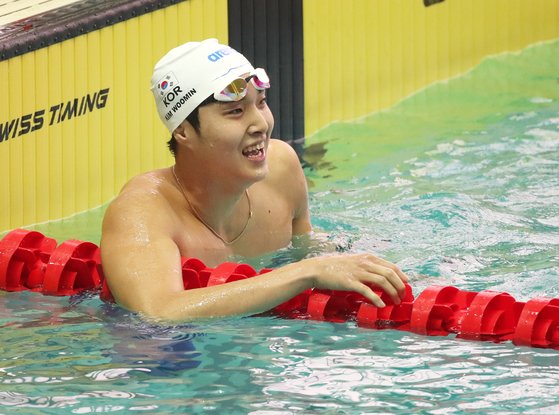 11일 광주수영선수권 남자 자유형 800ｍ 결승에서 1위로 들어온 뒤 활짝 웃는 김우민. 연합뉴스