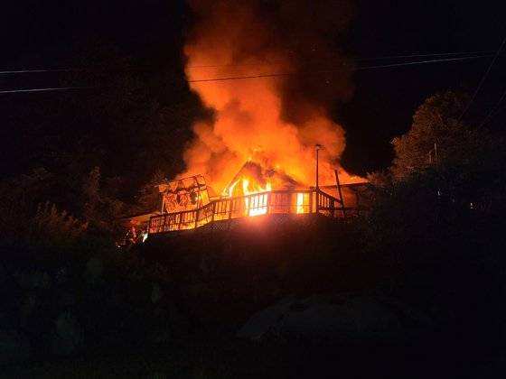 지난 해 7월 강원 횡성군 갑천면의 한 주택에서 낙뢰에 의한 것으로 추정되는 불이 나 1시간 20여 분만에 진화됐다.   이 불로 주택이 전소됐다. 사진 강원소방본부