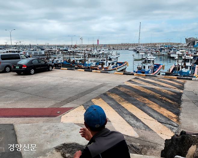 “바다 오염되면…” 한숨만 제주 어민 김모씨가 지난 8일 오후 제주시 도두항 앞에서 일본 후쿠시마 원전 오염수 방류를 걱정하며 항구에 정박한 어선을 바라보고 있다. 일본 도쿄전력은 후쿠시마 원전 오염수 바다 방류를 위한 시험 운전을 12일부터 시작한다고 밝혔다. 박미라 기자