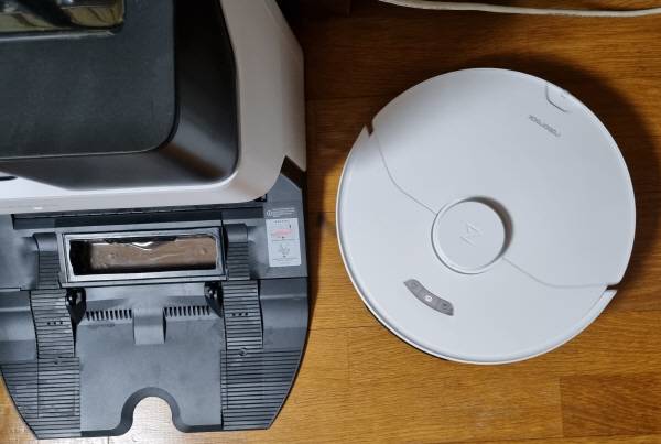 로보락 S7 Max Ultra가 마루 바닥을 청소하고 있다. 왼쪽은 도크(스테이션). 정옥재 기자